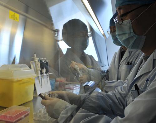 4月3日,在北京市疾控中心,工作人員對H7N9檢測試劑進(jìn)行操作。當(dāng)日,記者從北京市疾控中心獲悉,北京市疾控中心已建立并規(guī)范了H7N9禽流感病毒檢測流程,一旦收到H7N9禽流感可疑病例報告,疾控人員會去現(xiàn)場采樣,調(diào)查處置。北京市各級疾控中心和55家網(wǎng)絡(luò)實驗室,都具備這種檢測的能力。針對H7N9病毒的檢測試劑4月2日已到北京。 新華社記者 李文 攝