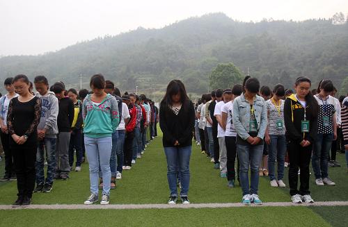 4月27日,四川省雅安市蘆山中學(xué)舉行悼念儀式,師生集體為在地震中逝去的同胞默哀。當(dāng)日,社會(huì)各界為四川蘆山“4·20”7.0級(jí)強(qiáng)烈地震遇難者致哀。新華社發(fā)(薛玉斌 攝)