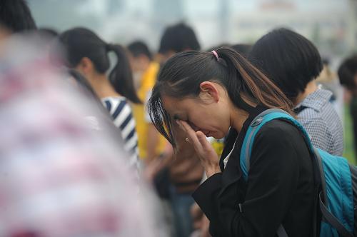 4月27日,四川省雅安市蘆山中學(xué)舉行悼念儀式,師生集體為在地震中逝去的同胞默哀。新華社發(fā)(薛玉斌 攝)