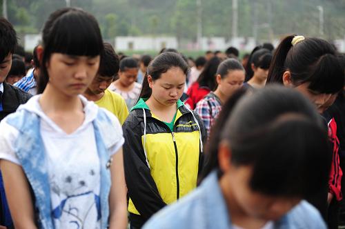 4月27日,四川省雅安市蘆山中學(xué)舉行悼念儀式,師生集體為在地震中逝去的同胞默哀。新華社發(fā)(李華梁 攝)