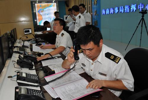 9月30日,海南海上搜救中心工作人員在協(xié)調(diào)指揮救援工作。新華社記者 趙穎全 攝