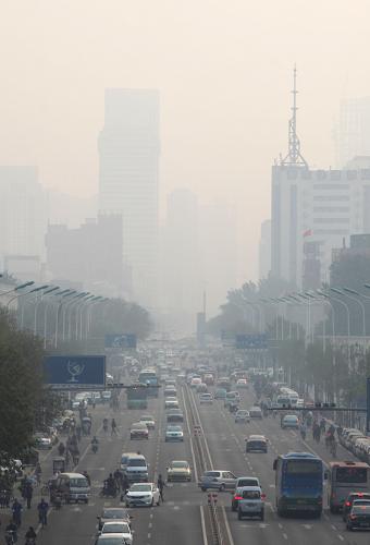 9月30日,受霧霾天氣影響,天津街道上車輛小心前行。 新華社發(fā)(劉東岳 攝)