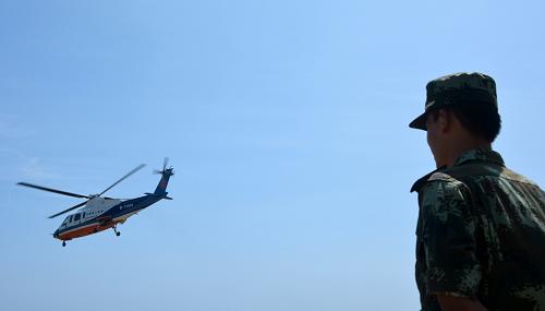 9月30日,南海第一救助飛行服務(wù)隊(duì)調(diào)派直升機(jī)途經(jīng)西沙永興島,前往漁民遇險(xiǎn)海域開展救助。新華社發(fā)(蔚濤澤 攝)
