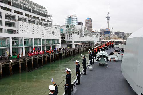 10月15日,導(dǎo)彈驅(qū)逐艦青島艦駛離新西蘭奧克蘭港。新華社記者 查春明 攝