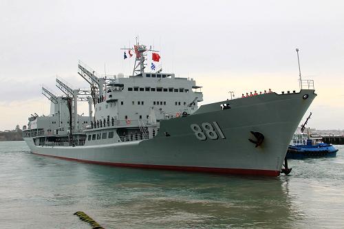 10月15日,洪澤湖號綜合補(bǔ)給艦駛離新西蘭奧克蘭港。新華社記者 查春明 攝