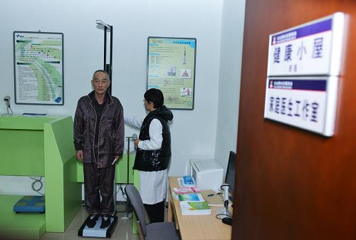10月15日,一位居民在義達(dá)里社區(qū)服務(wù)站的健康小屋里進(jìn)行體格指數(shù)檢測(cè)。新華社記者 王全超 攝