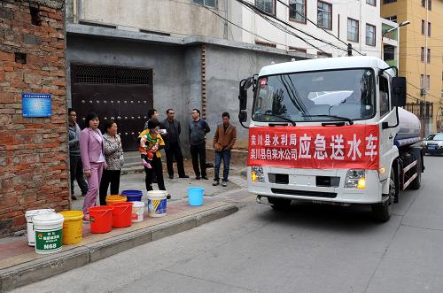 10月16日,居民在欒川縣抗旱服務(wù)隊(duì)送水車前等待接水。新華社記者 李博 攝