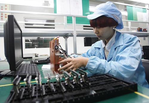 10月17日,在三河市漢王制造有限公司,工人在測試運用生物識別技術研發(fā)的“人臉鎖”。 新華社記者 王申 攝