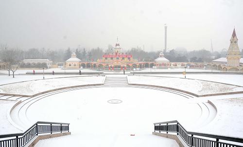 2月7日,北京石景山游樂園被白雪覆蓋。當(dāng)日,北京迎來今冬首場降雪。新華社記者 公磊 攝