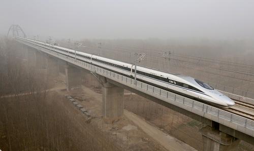 1月14日,一輛動(dòng)車組列車在霧霾中安全通過鄭州黃河公鐵兩用橋。新華社發(fā) 祝慶 攝
