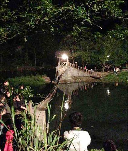 5月1日晚9時(shí)10分左右,鳳凰縣桃花島篝火晚會(huì)跨河吊橋因受力橋墩斷裂,出現(xiàn)橋面傾斜,從篝火晚會(huì)散場(chǎng)的游客經(jīng)過吊橋時(shí)落水。圖為發(fā)生事故的跨河吊橋現(xiàn)場(chǎng)(5月2日攝)。新華社發(fā)(田繼偉 攝)