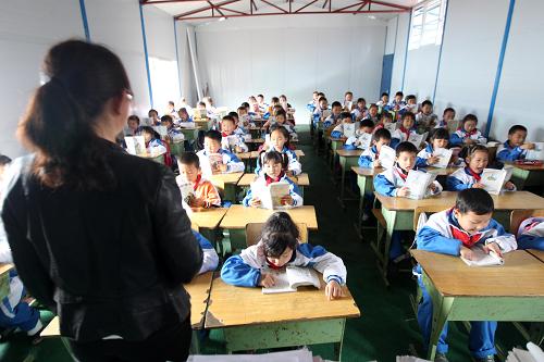5月2日,在四川省雅安市天全縣第一完全小學(xué),孩子們?cè)诎宸績(jī)?nèi)開(kāi)始震后的第一節(jié)課。新華社發(fā)(張曉理 攝)