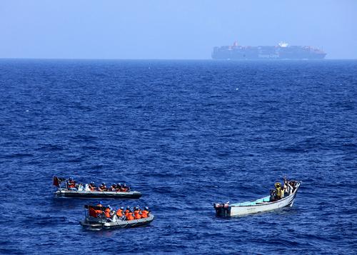 9月3日,衡水艦工作艇前出抵近可疑小艇進(jìn)行查證。當(dāng)?shù)貢r(shí)間9月3日14時(shí)11分,正在亞丁灣西部海域執(zhí)行第625批護(hù)航任務(wù)的中國(guó)海軍第十五批護(hù)航編隊(duì)衡水艦發(fā)現(xiàn)2艘可疑小艇靠近被護(hù)商船。衡水艦迅速進(jìn)入一級(jí)反海盜部署,并派出兩艘工作艇搭載特戰(zhàn)隊(duì)員前出進(jìn)行查證驅(qū)敵。14時(shí)39分,編隊(duì)在確定無異常情況后將可疑小艇驅(qū)離。新華社發(fā)(左雙龍 攝)