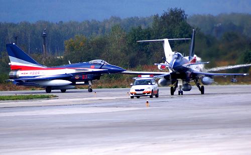 9月4日,中國空軍八一飛行表演隊的殲-10表演機飛抵俄羅斯葉卡捷琳堡機場加油、休整。新華社發(fā)(申進科攝)