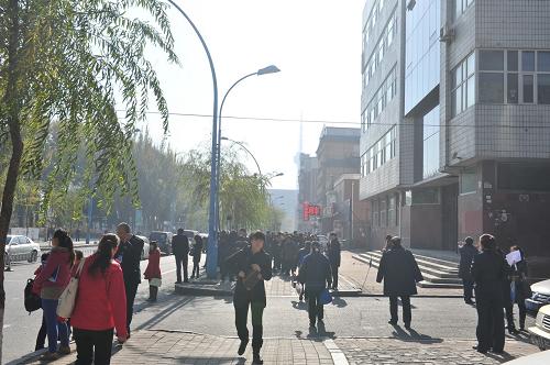 10月31日,長(zhǎng)春城區(qū)感到震感,市民走上街頭避震。根據(jù)中國(guó)地震臺(tái)網(wǎng)測(cè)報(bào),10月31日上午11時(shí)3分和11時(shí)10分,吉林省松原市前郭爾羅斯蒙古族自治縣先后發(fā)生5.5級(jí)和5.0級(jí)地震,松原市震感強(qiáng)烈,吉林省省會(huì)長(zhǎng)春市和鄰近的黑龍江省省會(huì)哈爾濱市有明顯震感。新華社記者 張楠 攝