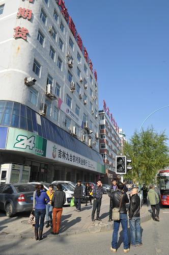 10月31日,長(zhǎng)春城區(qū)感到震感,市民走上街頭避震。新華社記者 張楠 攝