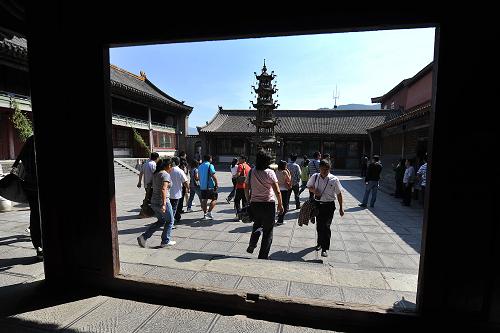 游客在山西五臺(tái)山景區(qū)參觀游覽(2012年8月25日攝)。山西省住建廳近日要求,立即關(guān)停五臺(tái)山外圍緩沖地帶以?xún)?nèi)的所有礦井,并進(jìn)行生態(tài)景觀恢復(fù)。今后,五臺(tái)山嚴(yán)禁采礦的范圍由599平方公里的景區(qū)規(guī)劃區(qū)域,擴(kuò)大至684平方公里的外圍緩沖地帶。這一新規(guī)的出臺(tái),是為了整改五臺(tái)山景區(qū)周邊屢禁不止的私挖亂采行為。中國(guó)住房和城鄉(xiāng)建設(shè)部11月27日通報(bào)稱(chēng),五臺(tái)山風(fēng)景區(qū)保護(hù)管理不達(dá)標(biāo),存在大量違法違規(guī)采礦的行為,對(duì)景區(qū)資源和環(huán)境造成嚴(yán)重影響和破壞。新華社記者 詹彥 攝