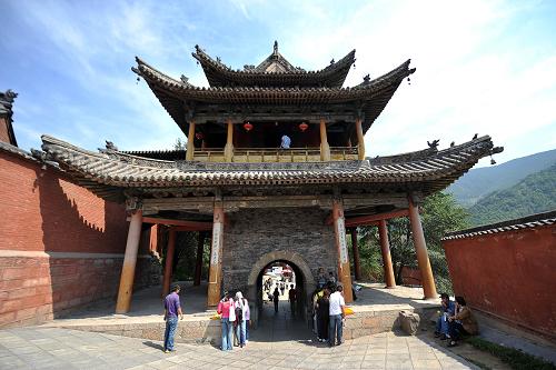 游客在山西五臺(tái)山景區(qū)參觀游覽(2012年8月25日攝)。新華社記者 詹彥 攝