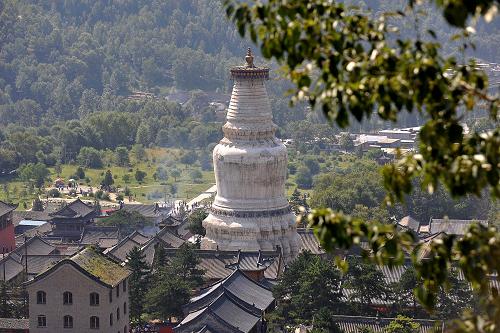 這是五臺(tái)山景區(qū)塔院寺大白塔(2012年8月25日攝)。新華社記者 詹彥 攝