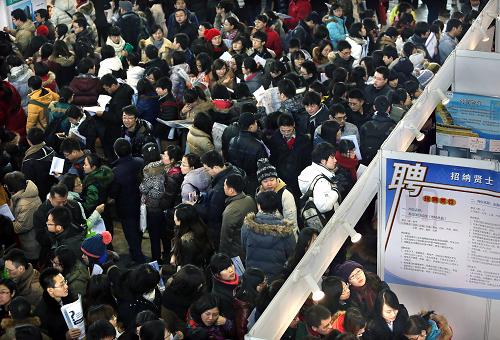 1月6日,招聘會現(xiàn)場人潮涌動。新華社發(fā)(萬象 攝)