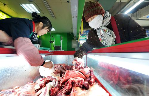 1月6日,市民在銀川市一家政府定點(diǎn)儲(chǔ)備菜肉投放超市內(nèi)選購(gòu)羊肉。為確保節(jié)日期間市場(chǎng)供應(yīng),平抑市場(chǎng)價(jià)格,從2012年12月18日起至今,銀川市共投放市級(jí)儲(chǔ)備肉菜1342噸,其中儲(chǔ)備菜1200噸、儲(chǔ)備肉142噸,有效平抑了節(jié)日期間銀川市的肉菜價(jià)格。據(jù)了解,儲(chǔ)備肉菜的投放將持續(xù)到今年2月28日。新華社記者 彭昭之 攝