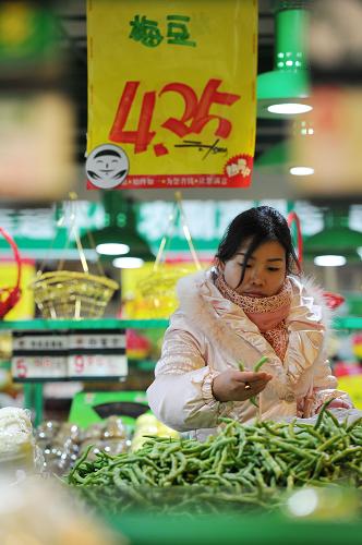 1月6日,市民在銀川市一家政府定點(diǎn)儲(chǔ)備菜肉投放超市內(nèi)選購(gòu)蔬菜。新華社記者 彭昭之 攝