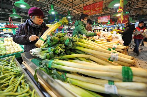 1月6日,市民在銀川市一家政府定點(diǎn)儲(chǔ)備菜肉投放超市內(nèi)選購(gòu)蔬菜。新華社記者 彭昭之 攝