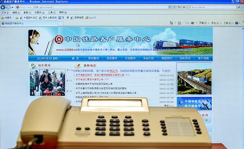 旅客可以通過互聯(lián)網(wǎng)或電話訂購春運(yùn)火車票(1月7日攝)。1月7日起,2013年春運(yùn)火車票開始發(fā)售。2013年春運(yùn)自1月26日起至3月6日止,為期40天,其中,節(jié)前15天,節(jié)后25天。新華社記者 李鑫 攝