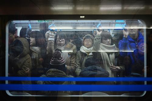 1月7日早上,乘客在北京地鐵10號線的車廂里。新華社發(fā)(王全超攝)