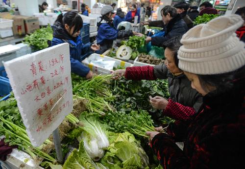 1月7日,市民在杭州萬壽亭農貿市場一個蔬菜直銷攤位選購平價菜。為進一步穩(wěn)定菜價,杭州市“菜籃子”辦公室選擇7家“菜籃子”基地設在主城區(qū)的15個直供直銷點,在6日和7日開展為期兩天的平價讓利銷售活動。據(jù)了解,平價菜直銷攤位青菜售價1.5-1.8元/斤,大白菜0.55-0.75元/斤,芹菜2-2.5元/斤,比農貿市場零售價普遍低50%左右。1月3日起,杭州持續(xù)降雪,蔬菜價格因收割、運輸?shù)壤щy上漲幅度較大。新華社記者 韓傳號 攝