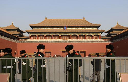 1月7日,武警戰(zhàn)士鎖上故宮午門外的鐵柵欄。新華社記者 金良快 攝