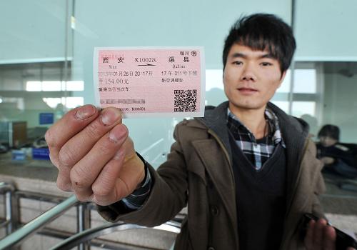 1月7日,在寧夏銀川火車站電話預(yù)訂票取票窗口,一位預(yù)定了1月26日火車票的旅客在展示他剛?cè)〉降钠保ㄆ泵鎮(zhèn)€人信息已作模糊處理)。新華社記者 彭昭之 攝