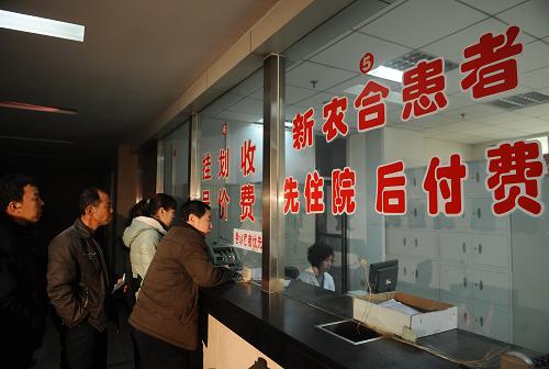 當(dāng)?shù)鼐用裨谏轿魇∏逍炜h人民醫(yī)院辦理掛號、付費(fèi)手續(xù)(1月22日攝)。新華社記者 燕雁 攝