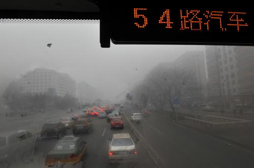 這是2月28日上午在54路公交車上拍攝的被霧霾籠罩的北京長椿街路口。新華社記者 魯鵬 攝
