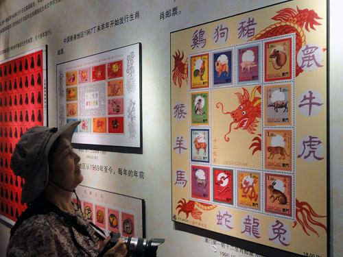 5月15日,觀眾在蘇州生肖郵票博物館參觀。一座以生肖郵票為陳列主題的博物館——蘇州生肖郵票博物館將于5月18日在蘇州市山塘街正式開館,并對社會(huì)公眾免費(fèi)開放。該館共分5個(gè)展區(qū),館內(nèi)藏有1950年以來世界五大洲100多個(gè)國家和地區(qū)發(fā)行的全部生肖郵票和部分其他生肖郵品,是收藏展示生肖郵票、研究傳播生肖文化和生肖集郵的專題類博物館。新華社發(fā)(王建康 攝)