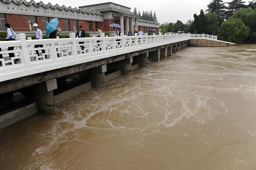 5月30日,南水北調(diào)東線起點(diǎn)——江蘇省江都水利樞紐三號(hào)泵站開機(jī)輸水。新華社記者 韓瑜慶 攝