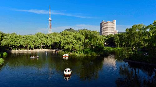 藍(lán)天下的濟(jì)南市植物園(5月29日攝)。新華社記者 郭緒雷 攝