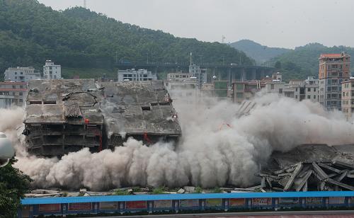 5月30日,廣州市定向爆破拆除白云區(qū)太和鎮(zhèn)大源村的超大型違法建設(shè)。新華社記者 毛思倩 攝