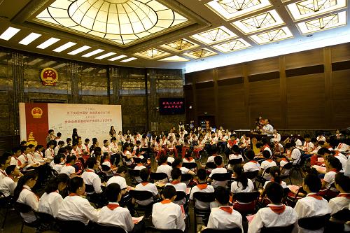 5月30日,參加開放日活動的學(xué)生在最高人民法院第一法庭內(nèi),與最高人民法院新聞發(fā)言人孫軍工交流互動。當(dāng)日,最高人民法院舉辦主題為“法制教育從未成年人抓起”的公眾開放日活動,該活動面向未成年人,來自北京市板廠小學(xué)和北京一六六中學(xué)的120余名師生參加了此次開放日活動。新華社發(fā)(王全超 攝)