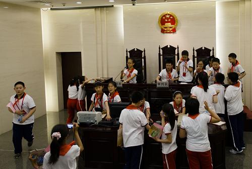 5月30日,來自北京市板廠小學(xué)的學(xué)生在最高人民法院的法庭內(nèi)參觀、體驗。新華社發(fā)(王全超 攝)