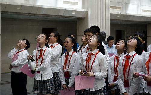 5月30日,參加開放日活動的學(xué)生在最高人民法院內(nèi)參觀。新華社發(fā)(王全超 攝)