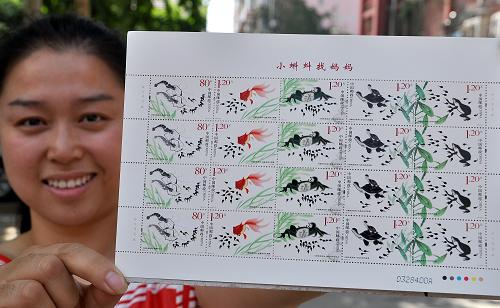 這是5月31日在河北省邯鄲市郵政局拍攝的《小蝌蚪找媽媽》特種郵票。中國郵政將于“六一”國際兒童節(jié)當天發(fā)行《小蝌蚪找媽媽》特種郵票。該套郵票根據(jù)1961年上海美術(shù)電影制片廠出品的同名動畫片設計,全套5枚,圖案分別為“巧遇蝦公公”“金魚媽媽大眼睛”“螃蟹媽媽白肚皮”“烏龜媽媽四條腿”和“找到媽媽啦”。全套面值5.6元,同時發(fā)行郵票小本票。新華社發(fā)(郝群英 攝)