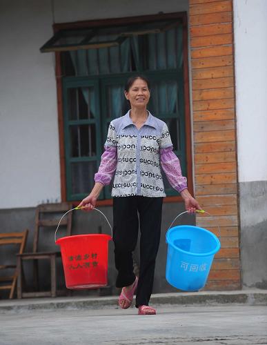 6月18日,在廣西柳州市融安縣大將鎮(zhèn)大潭屯,一名村民將分類好的垃圾送往收集點(diǎn)。面對日益嚴(yán)重的垃圾圍城及圍村難題,廣西日前將推動(dòng)垃圾分類試點(diǎn)由城市向農(nóng)村推進(jìn),探索符合農(nóng)村實(shí)際的垃圾處理方式,共建美麗鄉(xiāng)村。廣西開展農(nóng)村垃圾分類收集處理的試點(diǎn)工作,主要是通過兩種形式,一是在農(nóng)民家里進(jìn)行大概分類,即分成可回收與不可回收垃圾;二是由保潔員再細(xì)分為四類,進(jìn)行分別處理,積極引導(dǎo)、鼓勵(lì)村屯保潔員對生活垃圾進(jìn)行就地分類和回收利用,盡量在源頭上對生活垃圾實(shí)行減量化、資源化、無害化處理,減少集中處理垃圾量。廣西今年將基本完成75個(gè)縣市“村收鎮(zhèn)運(yùn)縣處理”試點(diǎn)區(qū)域內(nèi)鄉(xiāng)鎮(zhèn)中轉(zhuǎn)站建設(shè),在1000個(gè)村屯開展垃圾綜合處理示范村建設(shè)試點(diǎn)。新華社記者 黃孝邦 攝
