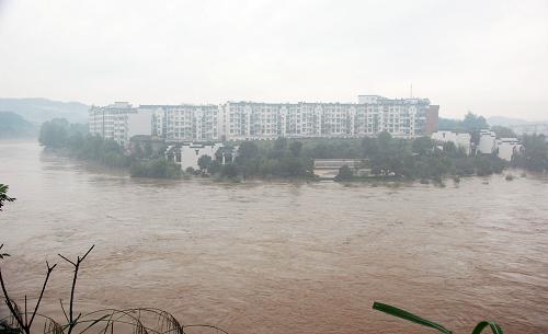 6月27日,在江西省婺源縣縣城所在的紫陽(yáng)鎮(zhèn),洪水已超過(guò)警戒水位。自6月26日開始,江西婺源遭遇大到暴雨天氣,通往景區(qū)的部分路段出現(xiàn)塌方,景區(qū)內(nèi)一些地勢(shì)較低、山洪較大的危險(xiǎn)區(qū)段和水上游覽項(xiàng)目暫時(shí)關(guān)閉。新華社發(fā)(張衛(wèi)國(guó) 攝)