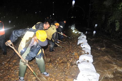 7月25日深夜,在濱綏鐵路單線山洞——代馬溝區(qū)間段,鐵路救援人員在加緊搶通鐵路。新華社發(fā)(張春祥 攝)