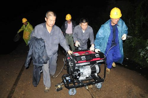7月25日深夜,在濱綏鐵路單線山洞——代馬溝區(qū)間段,鐵路救援人員準(zhǔn)備發(fā)電照明設(shè)備,爭取盡早搶通鐵路。新華社發(fā)(張春祥 攝)