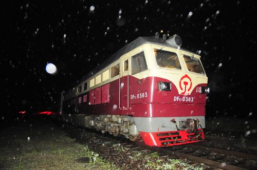 7月26日凌晨,在濱綏鐵路代馬溝站,一輛旅客列車等待恢復(fù)通行。新華社發(fā)(張春祥 攝)
