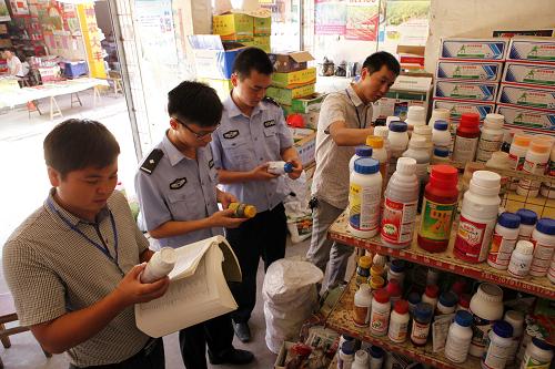 8月8日,執(zhí)法人員在江西省九江市都昌縣一家農(nóng)資批發(fā)市場檢查農(nóng)藥。眼下正值秋種秋管時節(jié),為防不法分子倒賣假冒偽劣農(nóng)資坑害農(nóng)民,江西都昌農(nóng)業(yè)綜合大隊與公安組成聯(lián)合執(zhí)法隊,開展專項檢查,確保農(nóng)民買上放心農(nóng)資。新華社發(fā)(傅建斌 攝)