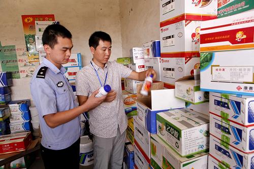 8月8日,執(zhí)法人員在江西省九江市都昌縣一家農(nóng)資批發(fā)市場檢查農(nóng)藥。新華社發(fā)(傅建斌 攝)