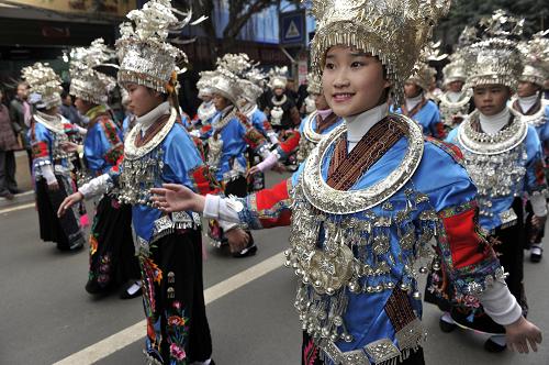 12月18日,苗族同胞盛裝出行,歡度薩瑪節(jié)。當(dāng)日,貴州省榕江縣7個(gè)侗族支系和13個(gè)苗族支系的上千名少數(shù)民族同胞盛裝出行,歡度薩瑪節(jié)。“薩瑪”是侗族早在母系氏族社會(huì)時(shí)的一位女英雄,侗語意為“大祖母”,薩瑪節(jié)是紀(jì)念女性先祖的節(jié)日。2006年,侗族薩瑪節(jié)被列入第一批國(guó)家非物質(zhì)文化遺產(chǎn)名錄。新華社記者 歐東衢 攝